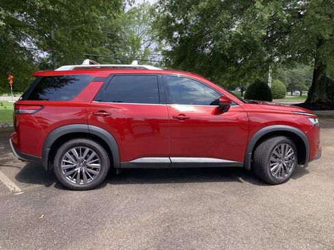 Used 2024 Nissan Pathfinder SL w/ SL Premium Package AWD/4WD image 2