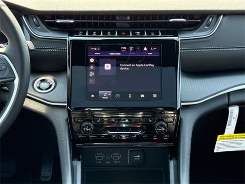 New 2025 Jeep Grand Cherokee Altitude image 15