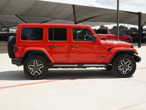 Used 2026 Jeep Wrangler Unlimited Sahara AWD/4WD image 6
