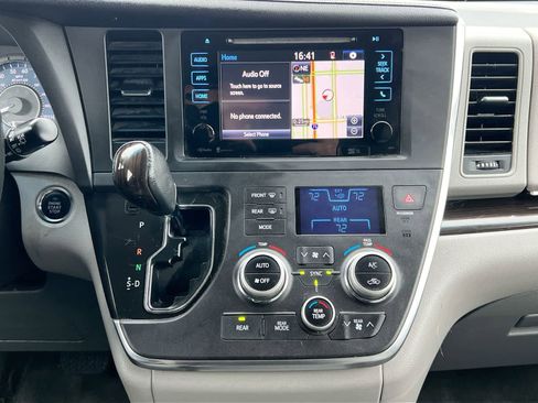 Used 2015 Toyota Sienna XLE Premium image 27