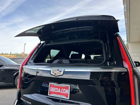 Used 2022 Cadillac Escalade Luxury w/ LPO, Floor Liner Package AWD/4WD image 14