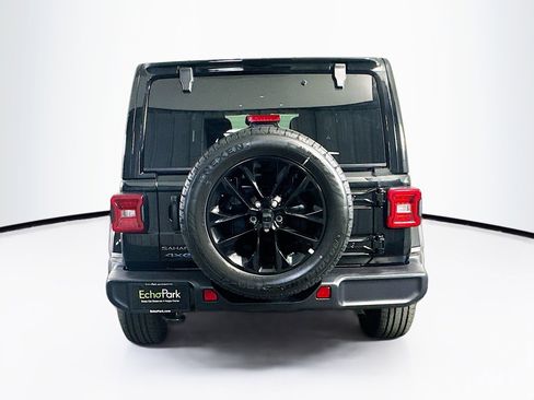 Used 2025 Jeep Wrangler Sahara image 7