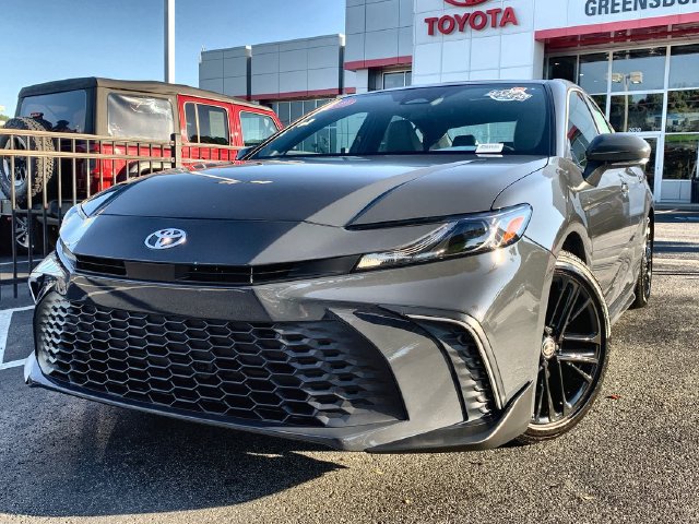 Used 2026 Toyota Camry SE FWD image 1