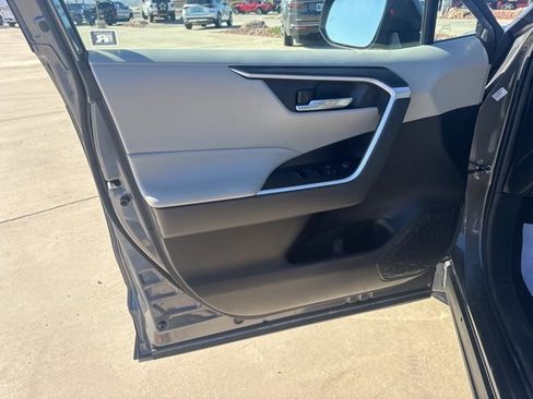 Used 2022 Toyota RAV4 XLE image 19