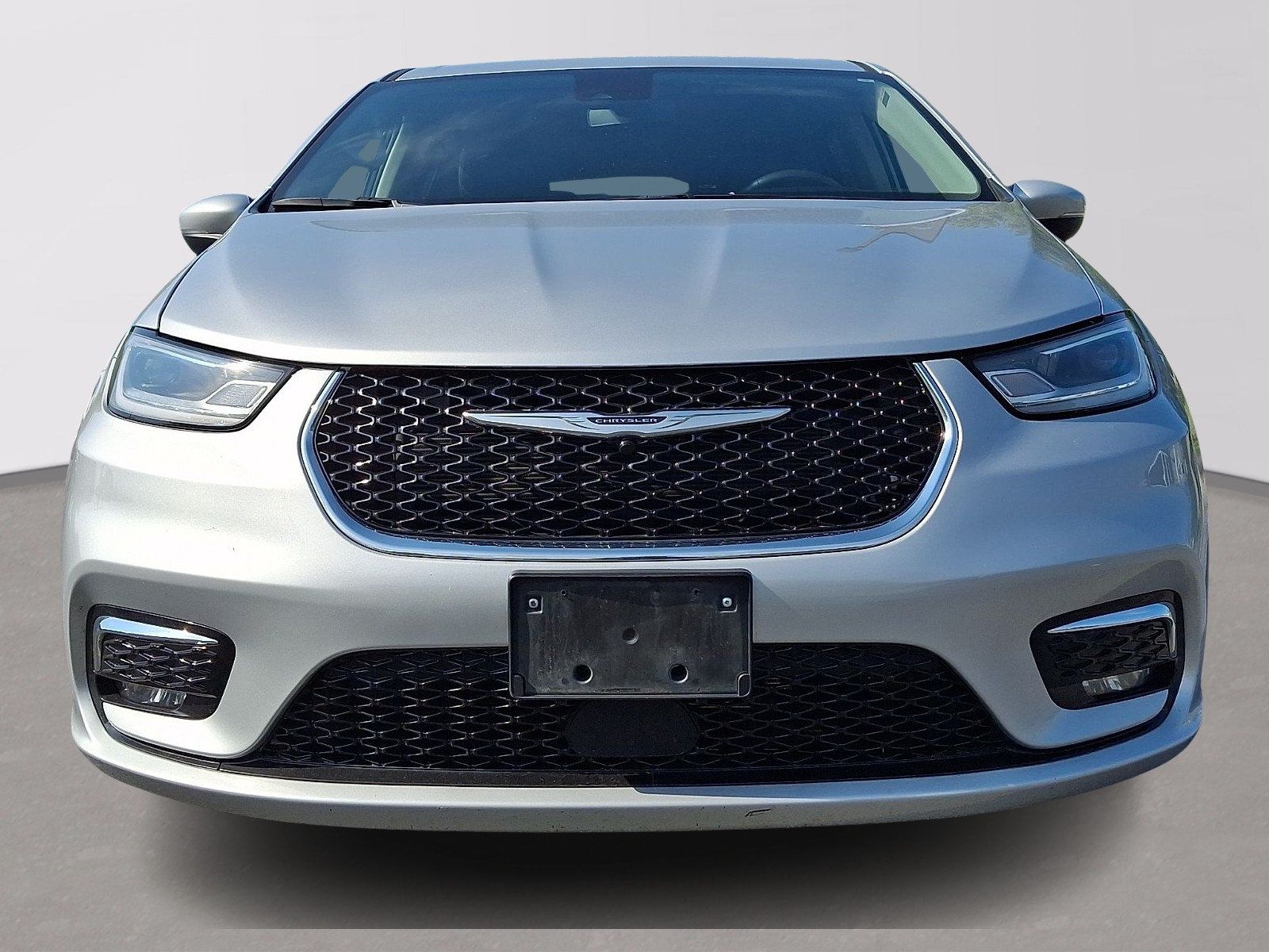 Used 2023 Chrysler Pacifica Touring-L FWD image 2