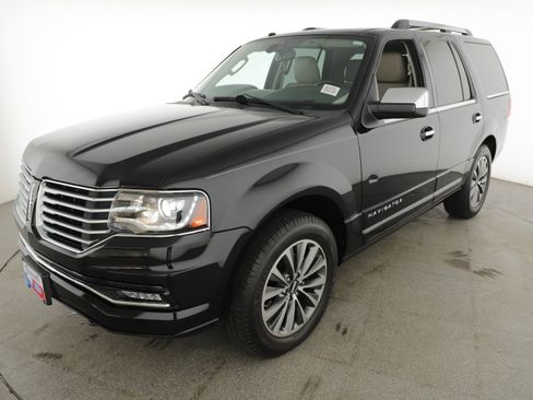 Used 2017 Lincoln Navigator Select image 4