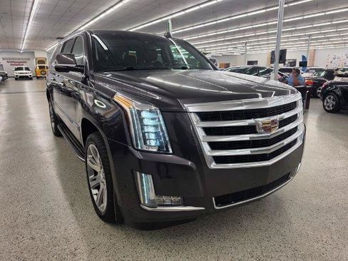 Used 2017 Cadillac Escalade ESV Luxury AWD/4WD image 4