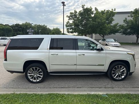 Used 2019 Cadillac Escalade ESV Luxury AWD/4WD image 4