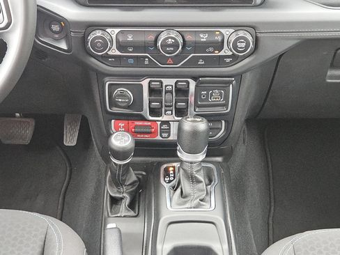 Used 2024 Jeep Wrangler Unlimited Rubicon 4xe AWD/4WD image 19
