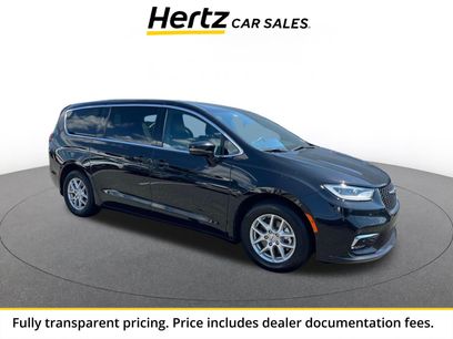 Used 2025 Chrysler Pacifica Select