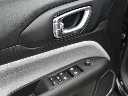 Certified 2024 Jeep Compass Latitude image 8