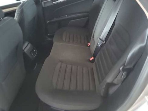 Used 2019 Ford Fusion SE image 4