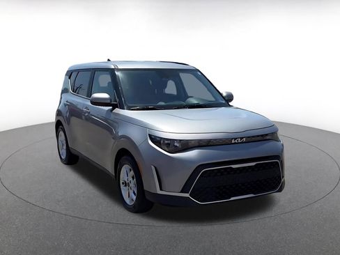 Used 2025 Kia Soul LX w/ LX Technology Package FWD image 3