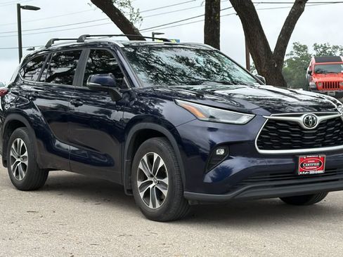 Used 2023 Toyota Highlander XLE FWD image 3