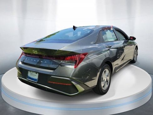 Certified 2024 Hyundai Elantra SE FWD image 4