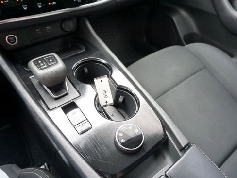 Used 2023 Nissan Rogue S image 17