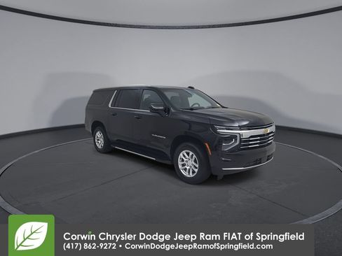 Used 2025 Chevrolet Suburban LT AWD/4WD image 3