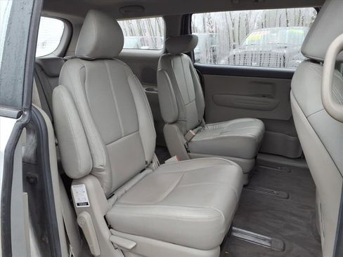 Used 2017 Kia Sedona L image 11