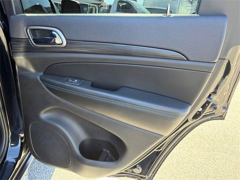 Used 2019 Jeep Grand Cherokee Laredo image 16
