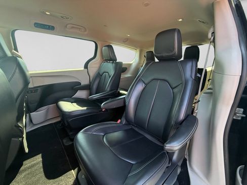 Used 2023 Chrysler Pacifica Touring-L FWD image 37