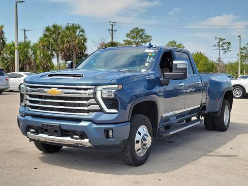 Used 2024 Chevrolet Silverado 3500 High Country w/ Technology Package AWD/4WD image 3