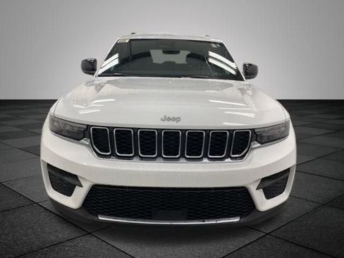 Used 2025 Jeep Grand Cherokee Laredo image 2