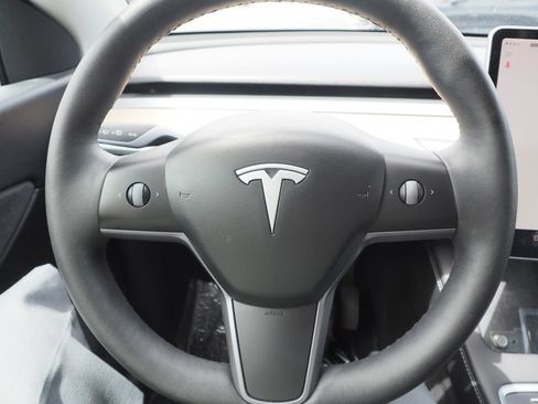 Used 2022 Tesla Model Y Long Range AWD/4WD image 27
