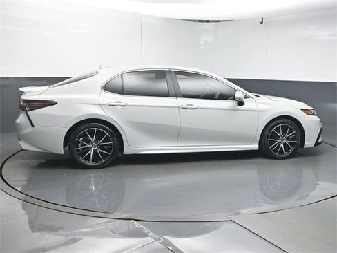 Used 2024 Toyota Camry SE image 9