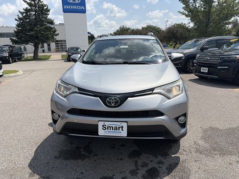 Used 2018 Toyota RAV4 XLE AWD/4WD image 2