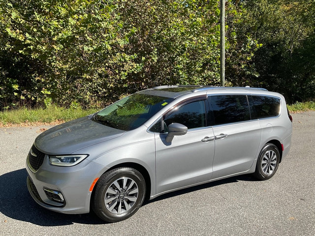 Used 2021 Chrysler Pacifica Touring-L w/ Premium & Safety Sphere Group FWD image 2