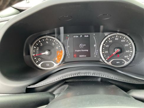 Used 2018 Jeep Renegade Latitude FWD image 14