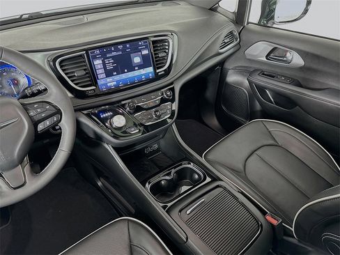 Used 2025 Chrysler Pacifica Limited image 27