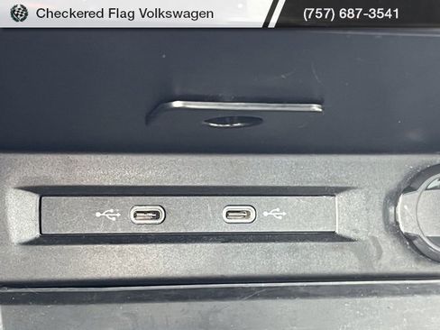 Used 2024 Volkswagen Tiguan SE image 40