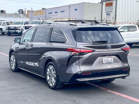 Used 2024 Toyota Sienna Platinum image 2