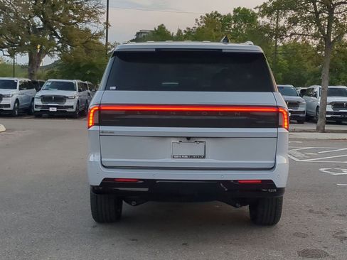 New 2025 Lincoln Navigator Reserve image 4