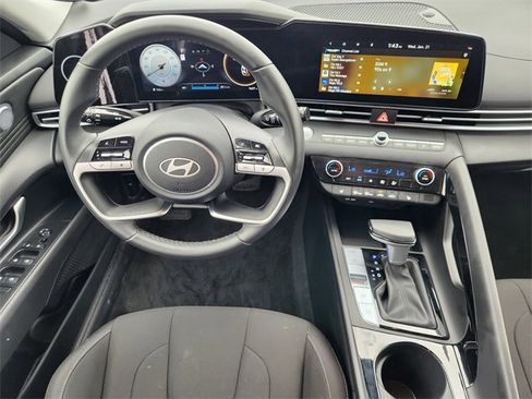 Used 2025 Hyundai Elantra SEL image 27