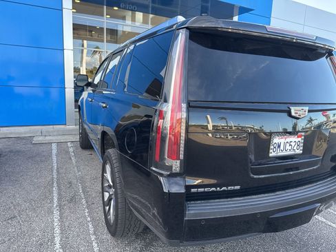 Used 2019 Cadillac Escalade Premium Luxury w/ Escalade Sport Edition image 6