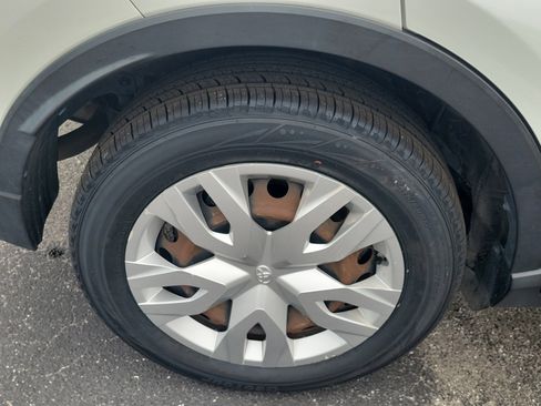 Used 2021 Toyota C-HR LE FWD image 10