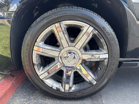 Used 2011 Cadillac Escalade ESV Platinum AWD/4WD image 17