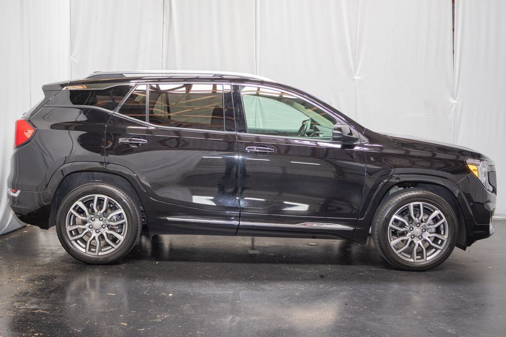 Used 2024 GMC Terrain Denali w/ Denali Premium Package AWD/4WD image 4