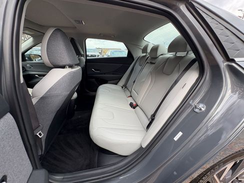 Used 2025 Hyundai Elantra Limited image 21