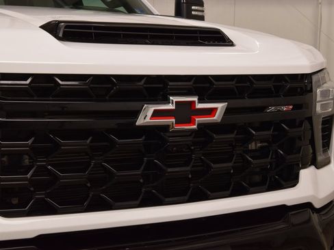 Used 2024 Chevrolet Silverado 2500 ZR2 w/ Technology Package AWD/4WD image 11
