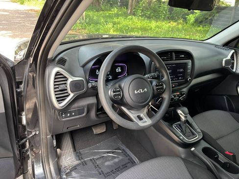 Used 2025 Kia Soul LX w/ LX Technology Package FWD image 32