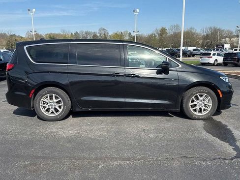 Used 2023 Chrysler Pacifica Touring-L image 9