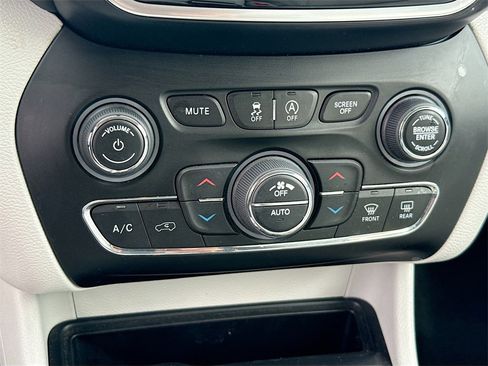 Used 2020 Jeep Cherokee Limited image 17