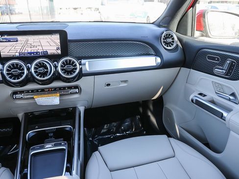 Used 2024 Mercedes-Benz EQB 300 4MATIC image 17
