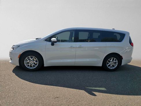 Used 2023 Chrysler Voyager LX FWD image 6