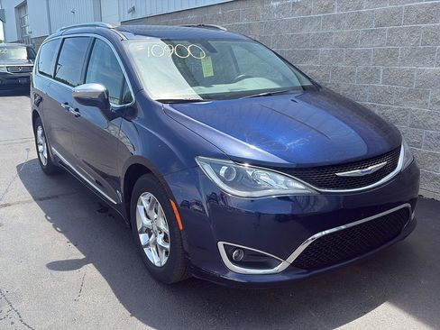Used 2018 Chrysler Pacifica Limited FWD image 2