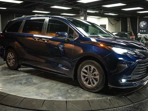 Used 2021 Toyota Sienna XLE w/ XLE Plus Package image 5