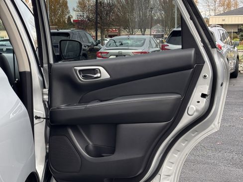 Used 2019 Nissan Pathfinder Platinum image 15